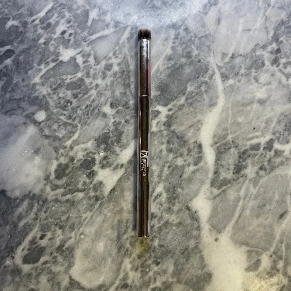 New It Cosmetics Airbrush Crease Brush